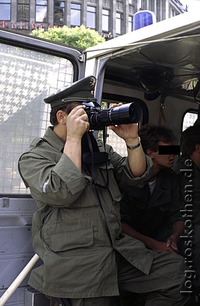 Polizist fotografiert auf Demo in Berlin