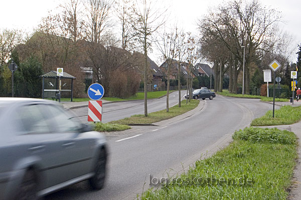 Die Stelle an der das Kind in Kempen angefahren wurde, liegt genau an dieser Mittelinsel