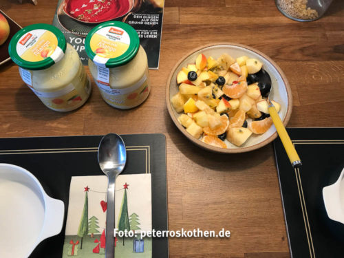 Der Obstsalat mit Mangoyoghurt